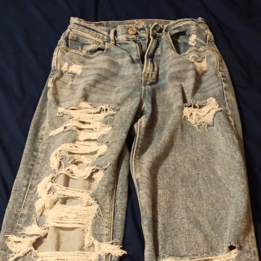 American eagle distressed size 2 regular jeans.